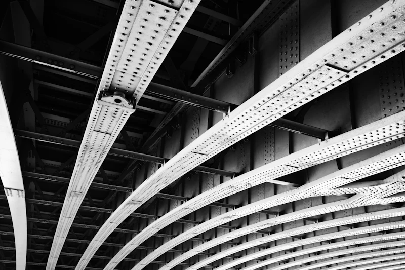 Chemins de câbles suspendus traversant le plafond d'un grand bâtiment technique.